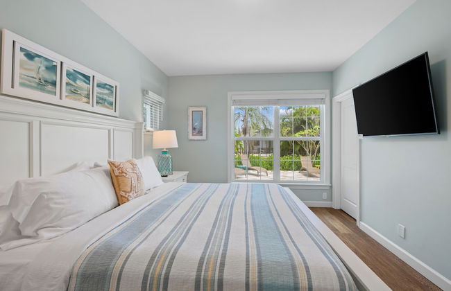 Sardinia Vacation Rental: Delightful Coastal Home near Vanderbilt Beach. Relax in a Private Pool and Spacious 4-BR Retreat with Modern Amenities. Ideal for Families. Minutes from Mercato and Local Attractions - Photo 8