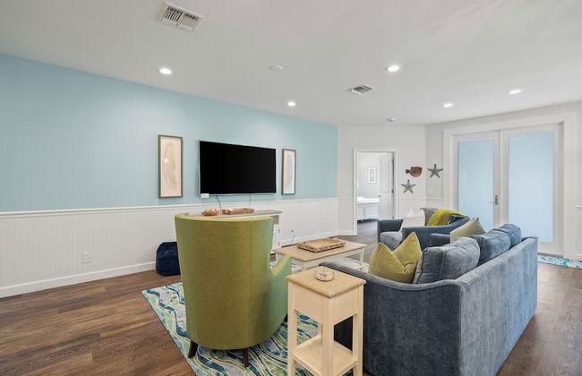 Sardinia Vacation Rental: Delightful Coastal Home near Vanderbilt Beach. Relax in a Private Pool and Spacious 4-BR Retreat with Modern Amenities. Ideal for Families. Minutes from Mercato and Local Attractions - Photo 17