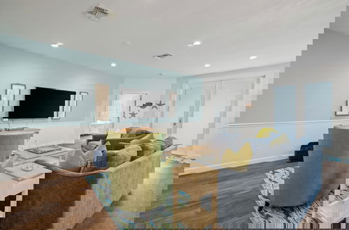 Photo 17 - Sardinia Vacation Rental: Delightful Coastal Home near Vanderbilt Beach. Relax in a Private Pool and Spacious 4-BR Retreat with Modern Amenities. Ideal for Families. Minutes from Mercato and Local Attractions