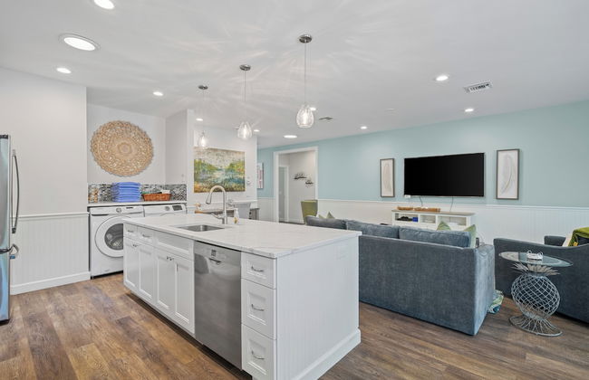Sardinia Vacation Rental: Delightful Coastal Home near Vanderbilt Beach. Relax in a Private Pool and Spacious 4-BR Retreat with Modern Amenities. Ideal for Families. Minutes from Mercato and Local Attractions - Photo 13