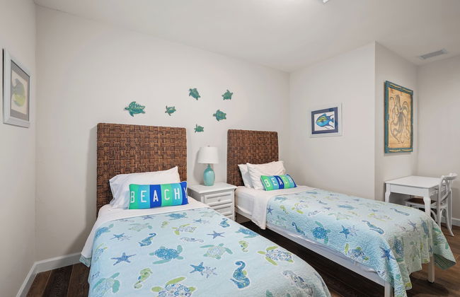 Sardinia Vacation Rental: Delightful Coastal Home near Vanderbilt Beach. Relax in a Private Pool and Spacious 4-BR Retreat with Modern Amenities. Ideal for Families. Minutes from Mercato and Local Attractions - Photo 6