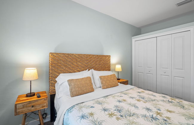 Sardinia Vacation Rental: Delightful Coastal Home near Vanderbilt Beach. Relax in a Private Pool and Spacious 4-BR Retreat with Modern Amenities. Ideal for Families. Minutes from Mercato and Local Attractions - Photo 5