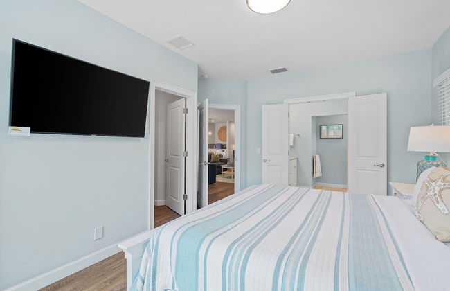 Sardinia Vacation Rental: Delightful Coastal Home near Vanderbilt Beach. Relax in a Private Pool and Spacious 4-BR Retreat with Modern Amenities. Ideal for Families. Minutes from Mercato and Local Attractions - Photo 10