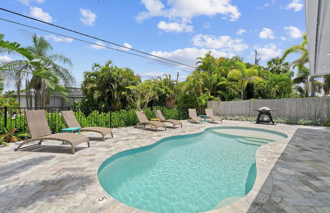Sardinia Vacation Rental: Delightful Coastal Home near Vanderbilt Beach. Relax in a Private Pool and Spacious 4-BR Retreat with Modern Amenities. Ideal for Families. Minutes from Mercato and Local Attractions - Photo 34