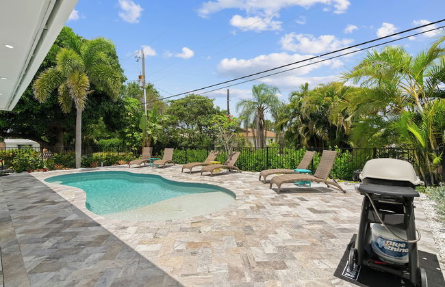 Sardinia Vacation Rental: Delightful Coastal Home near Vanderbilt Beach. Relax in a Private Pool and Spacious 4-BR Retreat with Modern Amenities. Ideal for Families. Minutes from Mercato and Local Attractions - Photo 39