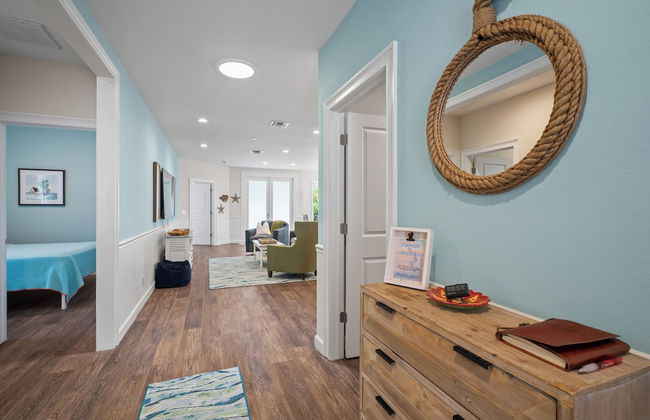 Sardinia Vacation Rental: Delightful Coastal Home near Vanderbilt Beach. Relax in a Private Pool and Spacious 4-BR Retreat with Modern Amenities. Ideal for Families. Minutes from Mercato and Local Attractions - Photo 36