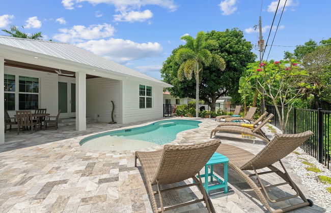 Sardinia Vacation Rental: Delightful Coastal Home near Vanderbilt Beach. Relax in a Private Pool and Spacious 4-BR Retreat with Modern Amenities. Ideal for Families. Minutes from Mercato and Local Attractions - Photo 33