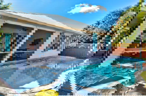 Foto 1 - Sardinia Vacation Rental: Delightful Coastal Home near Vanderbilt Beach. Relax in a Private Pool and Spacious 4-BR Retreat with Modern Amenities. Ideal for Families. Minutes from Mercato and Local Attractions