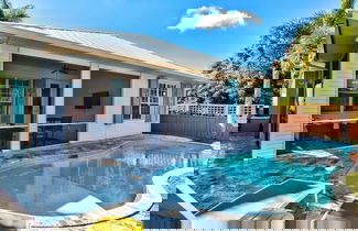 Foto 1 - Sardinia Vacation Rental: Delightful Coastal Home near Vanderbilt Beach. Relax in a Private Pool and Spacious 4-BR Retreat with Modern Amenities. Ideal for Families. Minutes from Mercato and Local Attractions