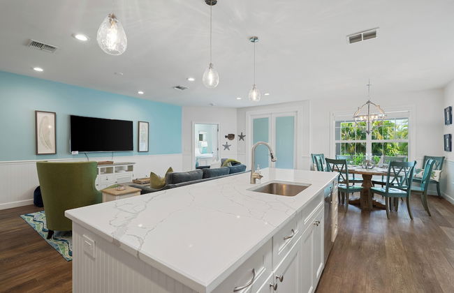 Sardinia Vacation Rental: Delightful Coastal Home near Vanderbilt Beach. Relax in a Private Pool and Spacious 4-BR Retreat with Modern Amenities. Ideal for Families. Minutes from Mercato and Local Attractions - Photo 21