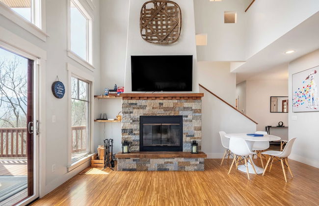 Private Retreat w/ Hot Tub, Amazing Views, Game Room Silver Spoon by Avantstay - Photo 3