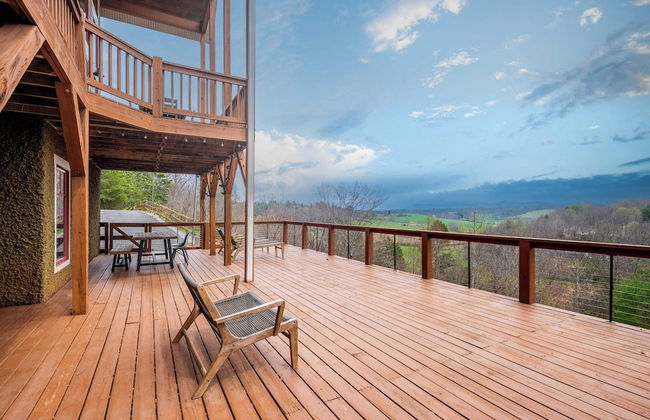 Private Retreat w/ Hot Tub, Amazing Views, Game Room Silver Spoon by Avantstay - Photo 1