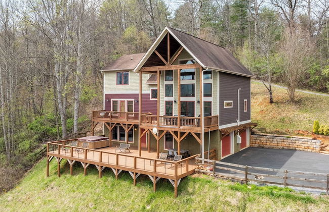 Private Retreat w/ Hot Tub, Amazing Views, Game Room Silver Spoon by Avantstay - Photo 5