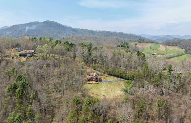 Private Retreat w/ Hot Tub, Amazing Views, Game Room Silver Spoon by Avantstay - Photo 31