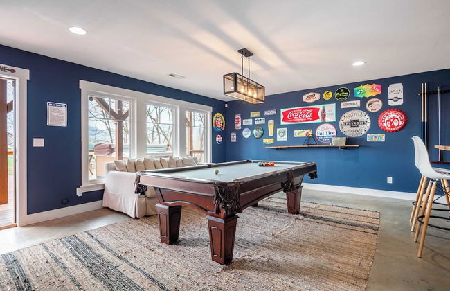 Private Retreat w/ Hot Tub, Amazing Views, Game Room Silver Spoon by Avantstay - Photo 18