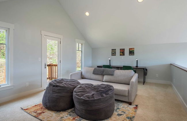 Private Retreat w/ Hot Tub, Amazing Views, Game Room Silver Spoon by Avantstay - Photo 20