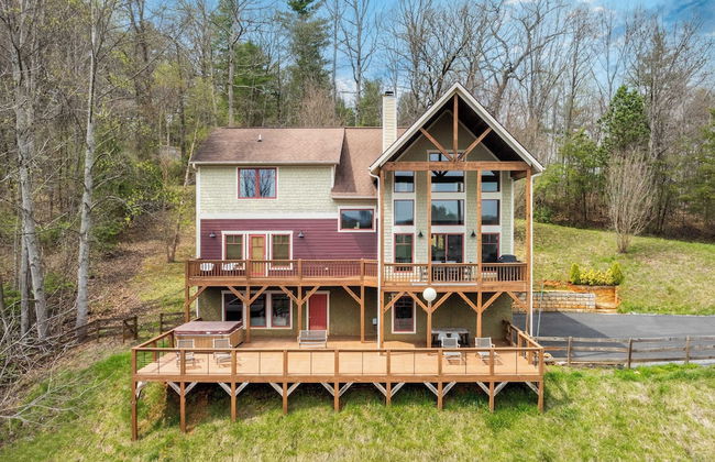 Private Retreat w/ Hot Tub, Amazing Views, Game Room Silver Spoon by Avantstay - Photo 8