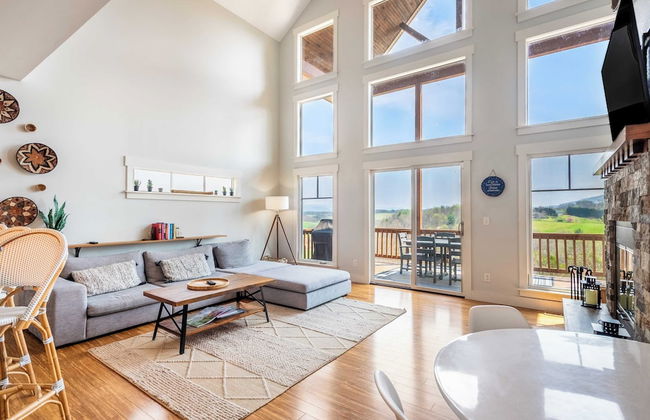 Private Retreat w/ Hot Tub, Amazing Views, Game Room Silver Spoon by Avantstay - Photo 2