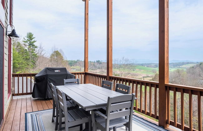 Private Retreat w/ Hot Tub, Amazing Views, Game Room Silver Spoon by Avantstay - Photo 27