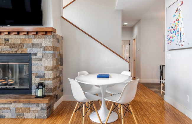 Private Retreat w/ Hot Tub, Amazing Views, Game Room Silver Spoon by Avantstay - Photo 14