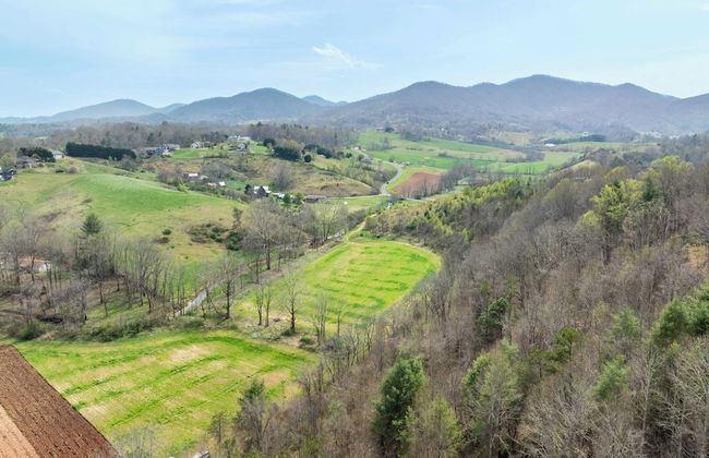 Private Retreat w/ Hot Tub, Amazing Views, Game Room Silver Spoon by Avantstay - Photo 32