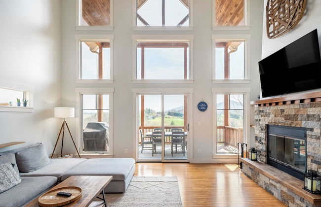 Private Retreat w/ Hot Tub, Amazing Views, Game Room Silver Spoon by Avantstay - Photo 10