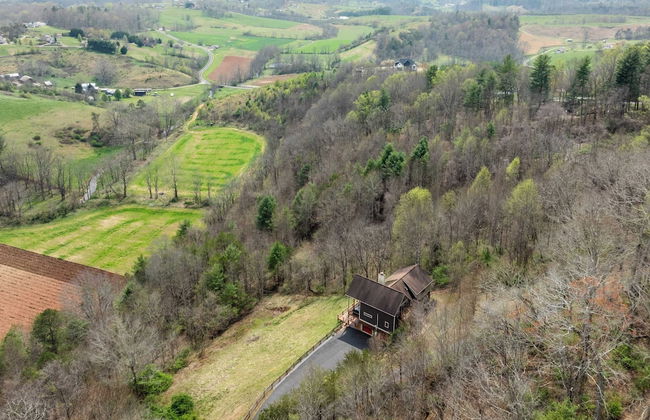 Private Retreat w/ Hot Tub, Amazing Views, Game Room Silver Spoon by Avantstay - Photo 11
