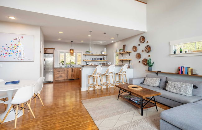 Private Retreat w/ Hot Tub, Amazing Views, Game Room Silver Spoon by Avantstay - Photo 13