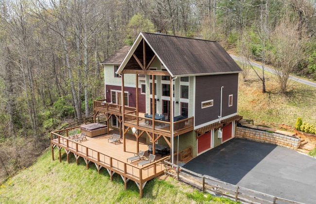 Private Retreat w/ Hot Tub, Amazing Views, Game Room Silver Spoon by Avantstay - Photo 33