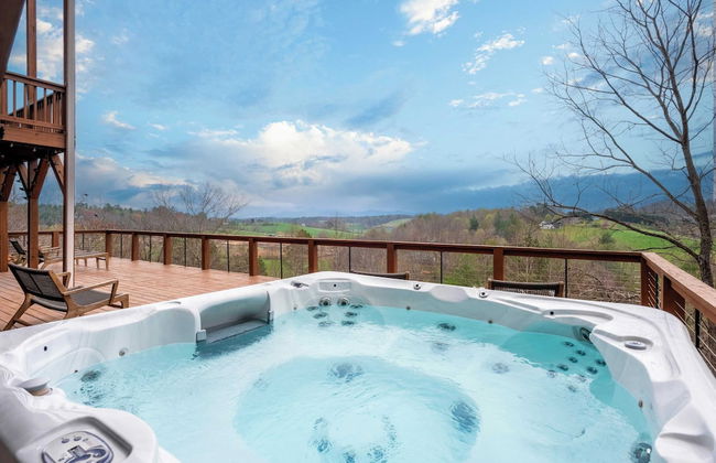 Private Retreat w/ Hot Tub, Amazing Views, Game Room Silver Spoon by Avantstay - Photo 4