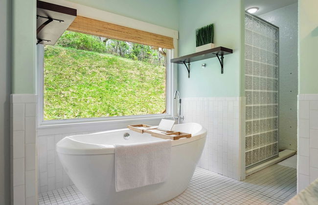 Private Retreat w/ Hot Tub, Amazing Views, Game Room Silver Spoon by Avantstay - Photo 9