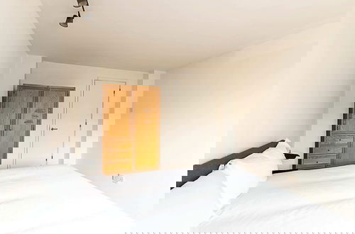 Foto 4 - Modern Apartment With Balcony