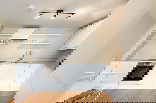 Foto 6 - Modern Apartment With Balcony