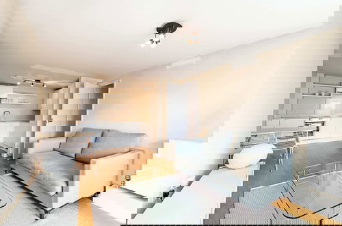 Foto 11 - Modern Apartment With Balcony