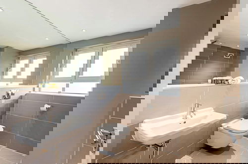 Foto 15 - Modern Apartment With Balcony