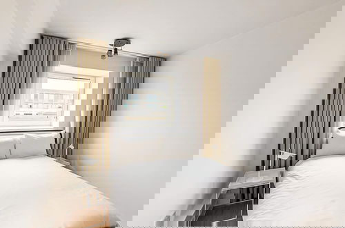 Foto 3 - Modern Apartment With Balcony