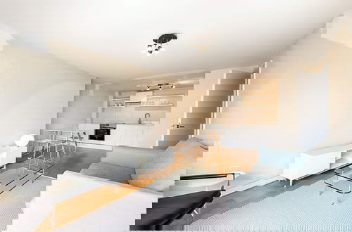 Foto 8 - Modern Apartment With Balcony