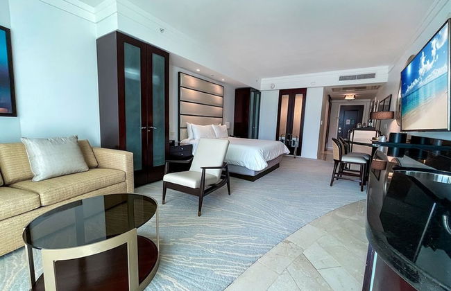 FontaineBleau Balcony 10 min from SoBe - Photo 2