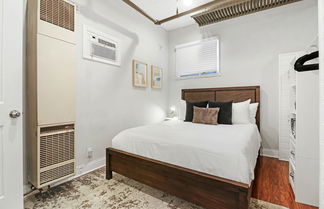 Photo 3 - Stylish & Furnished Studio in Lakeview