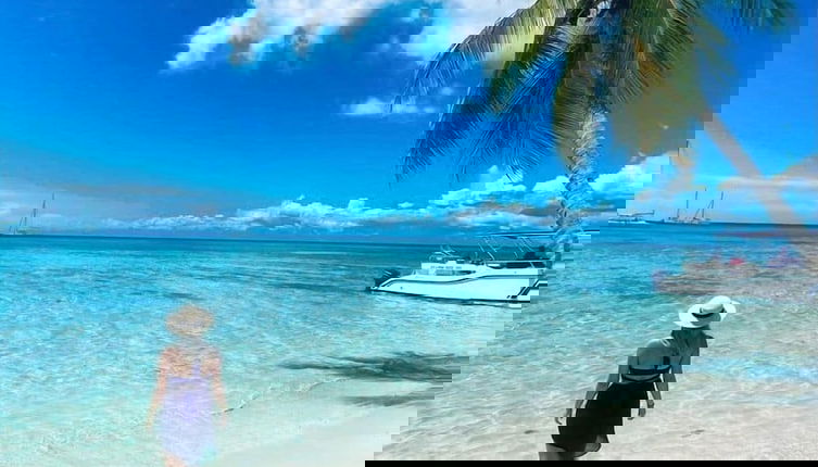 Foto 1 - 2 Minutes Walk to Beach Huge 3 bdrm Condo with Pool