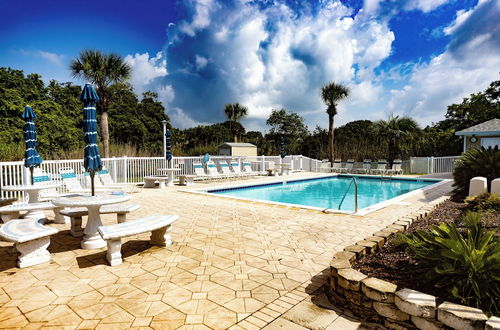 Foto 14 - 140 Feet To White Sandy Beaches! Newly Renovated! Pool! Grill