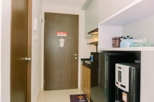 Foto 6 - Good Deal And Simply Look Studio Room At Transpark Bintaro Apartment