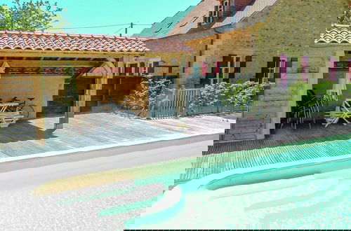 Foto 22 - Luxury Villa With Swimming Pool