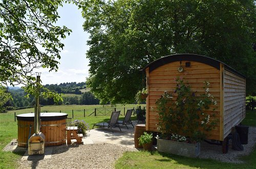 Photo 9 - Shephards Hut With Hot Tub in the Cotswolds