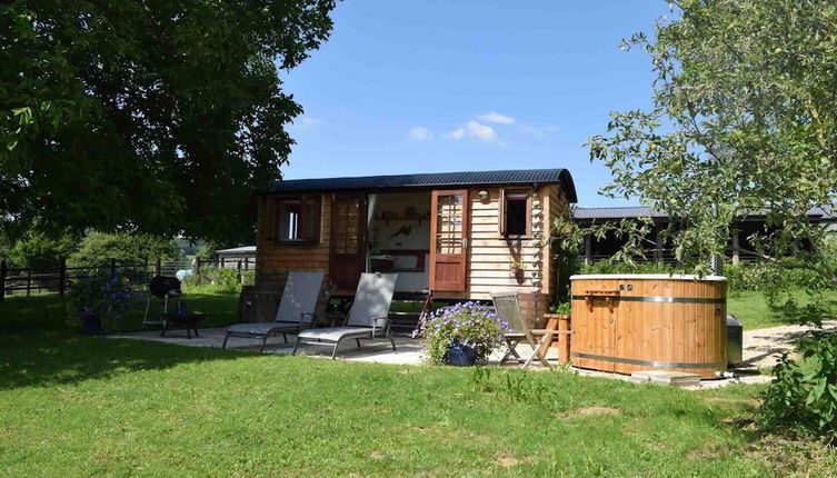 Foto 1 - Shephards Hut With Hot Tub in the Cotswolds