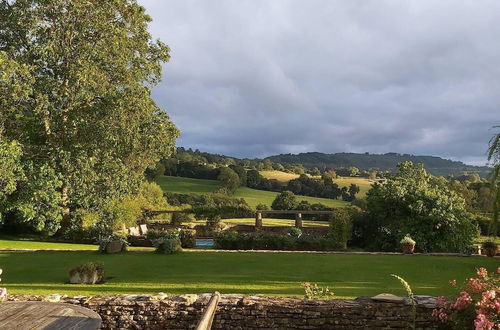 Photo 8 - Shephards Hut With Hot Tub in the Cotswolds