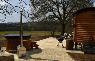 Foto 3 - Shephards Hut With Hot Tub in the Cotswolds