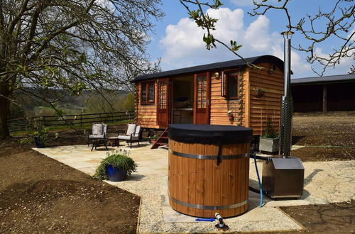 Photo 14 - Shephards Hut With Hot Tub in the Cotswolds