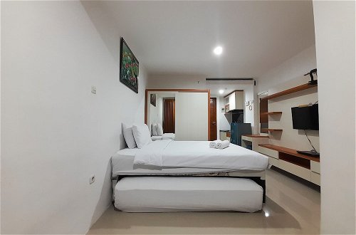 Foto 2 - Homey And Comfort Stay Studio At Green Park Yogyakarta Apartment