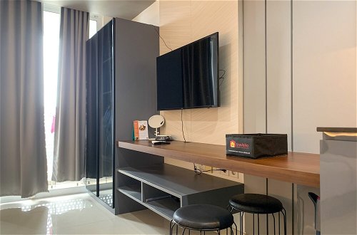 Photo 7 - Modern And Comfort Design Studio Room At West Vista Apartment